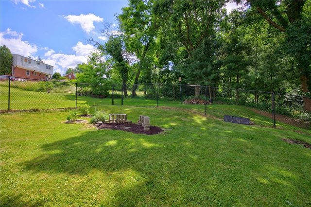 205 Coral Dr, Upper St Clair, PA 15241