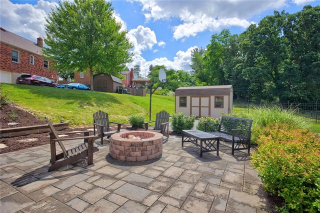 205 Coral Dr, Upper St Clair, PA 15241