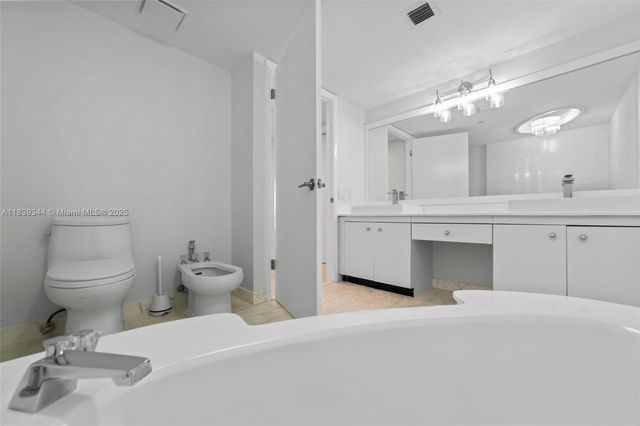 1000 Quayside Ter 1909, Miami, FL 33138