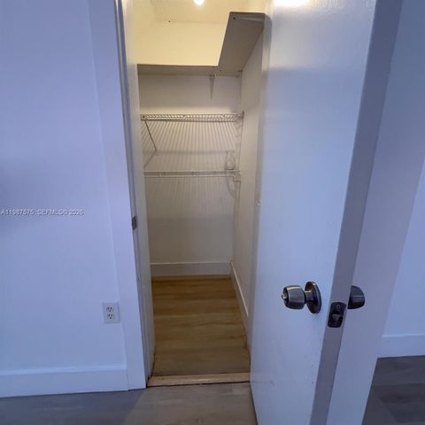 10550 NW 7th Ter B7, Miami, FL 33172