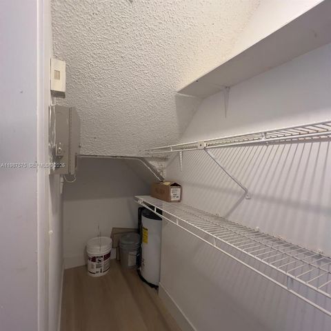 10550 NW 7th Ter B7, Miami, FL 33172