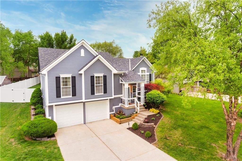 1108 NE COLLEEN Drive, Lee's Summit, MO 64086