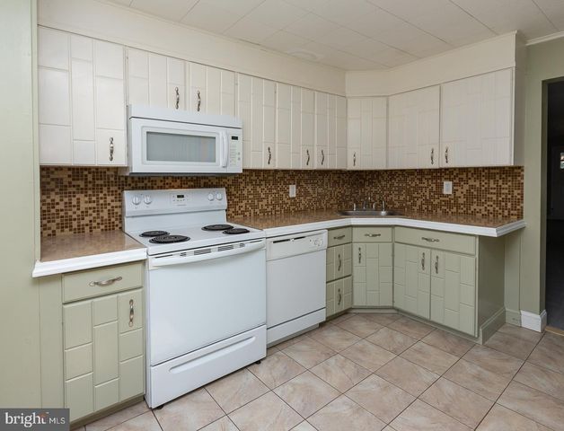 334 E CONESTOGA RD, Wayne, PA 19087