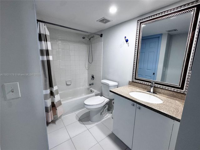 2881 NE 185th St 102, Aventura, FL 33180