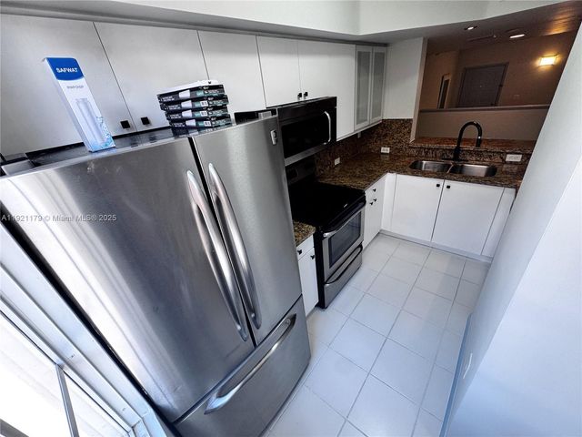 2881 NE 185th St 102, Aventura, FL 33180