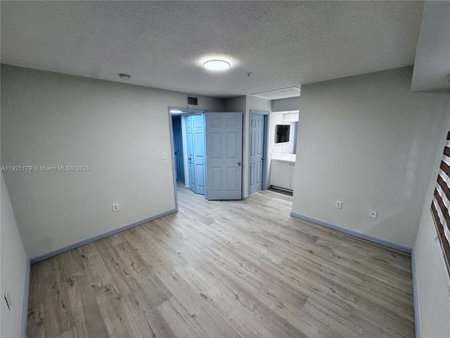 2881 NE 185th St 102, Aventura, FL 33180