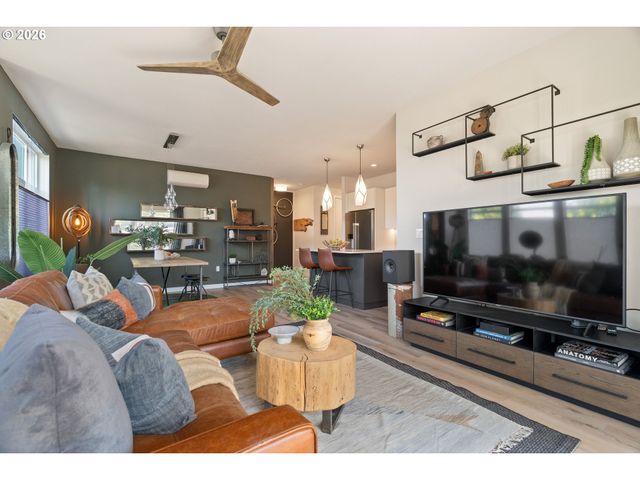 425 Ne BRYANT St 104, Portland, OR 97211