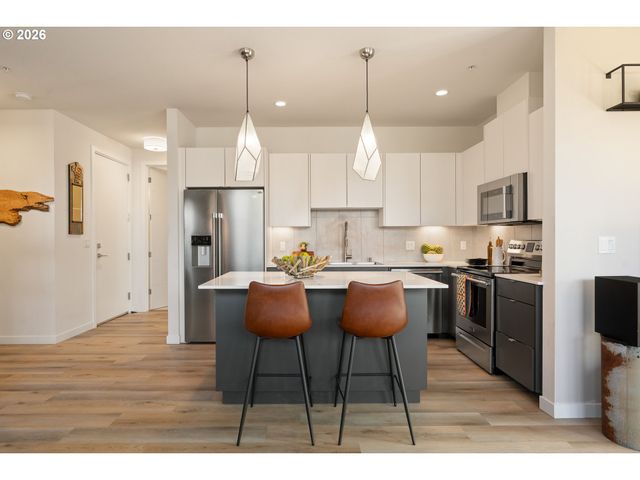 425 Ne BRYANT St 104, Portland, OR 97211