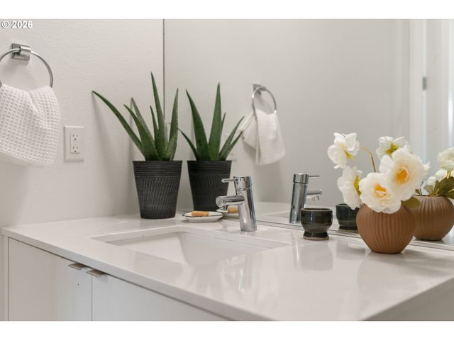 425 Ne BRYANT St 104, Portland, OR 97211