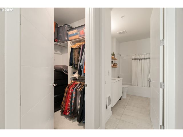 425 Ne BRYANT St 104, Portland, OR 97211