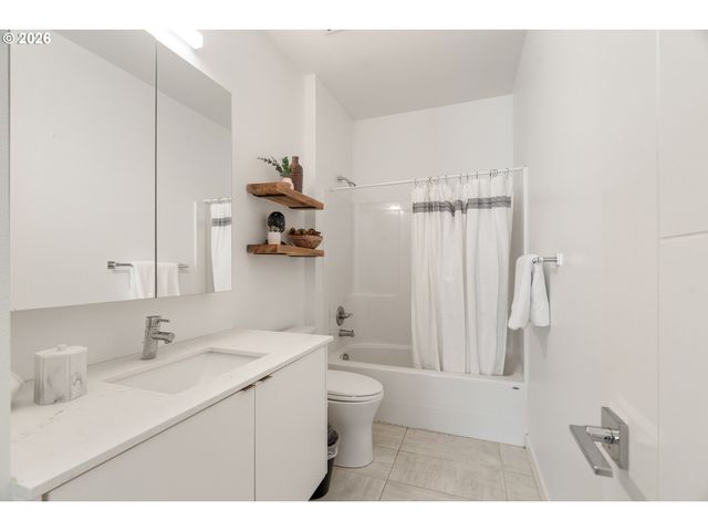 425 Ne BRYANT St 104, Portland, OR 97211