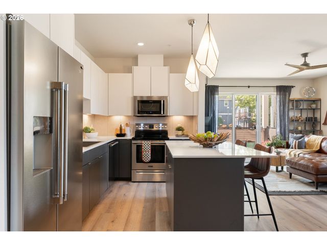 425 Ne BRYANT St 104, Portland, OR 97211
