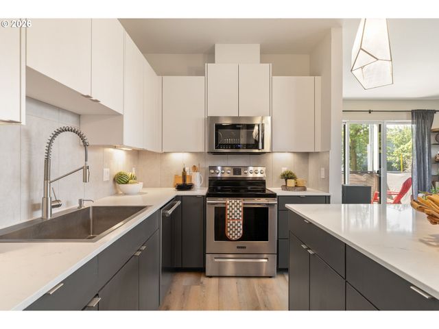 425 Ne BRYANT St 104, Portland, OR 97211