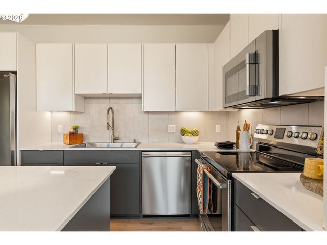 425 Ne BRYANT St 104, Portland, OR 97211