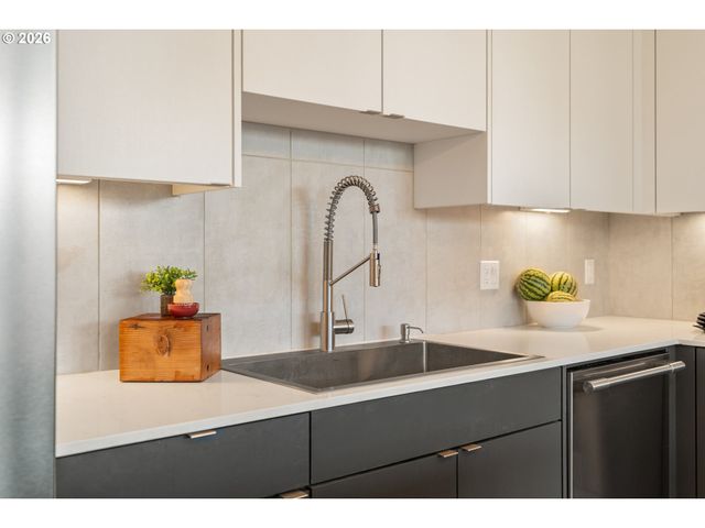 425 Ne BRYANT St 104, Portland, OR 97211