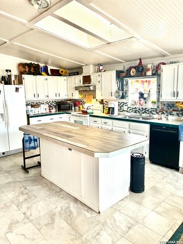 506 Maple, Jourdanton, TX 78026