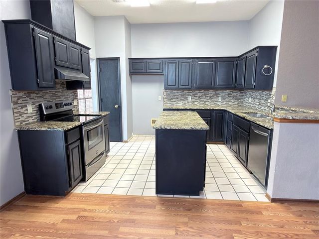 1082 Hilltop Mansion Drive, Yukon, OK 73099