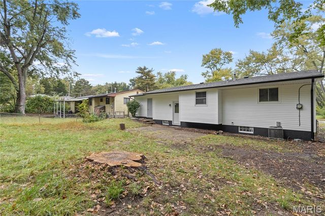 1670 Mowbry Lane, St Louis, MO 63136
