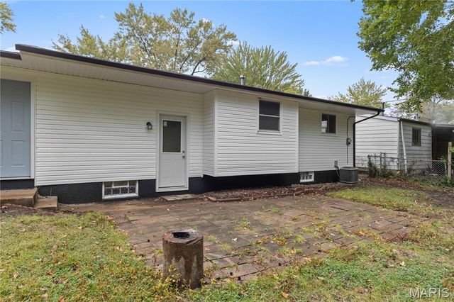 1670 Mowbry Lane, St Louis, MO 63136