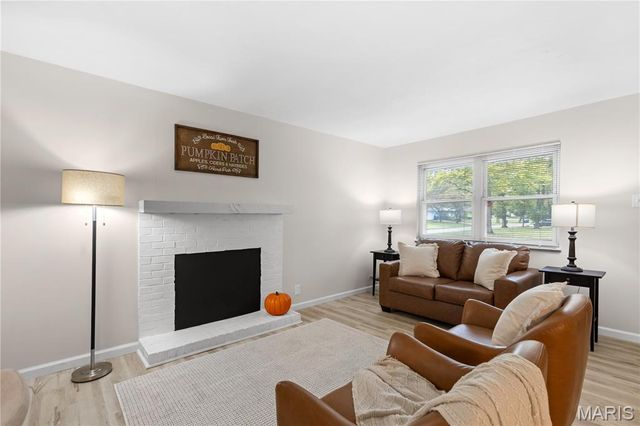 1670 Mowbry Lane, St Louis, MO 63136
