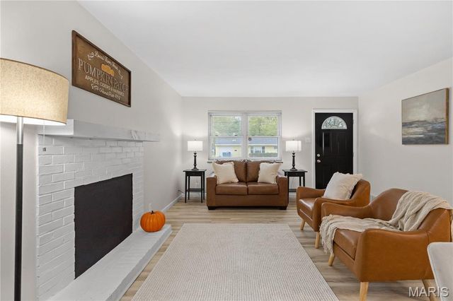 1670 Mowbry Lane, St Louis, MO 63136