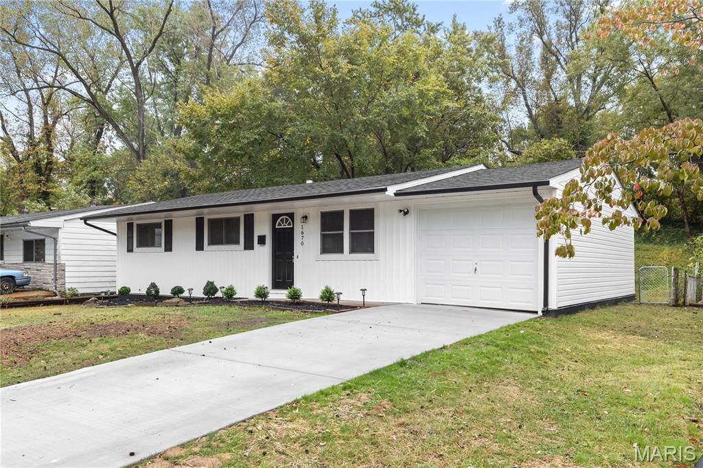 1670 Mowbry Lane, St Louis, MO 63136