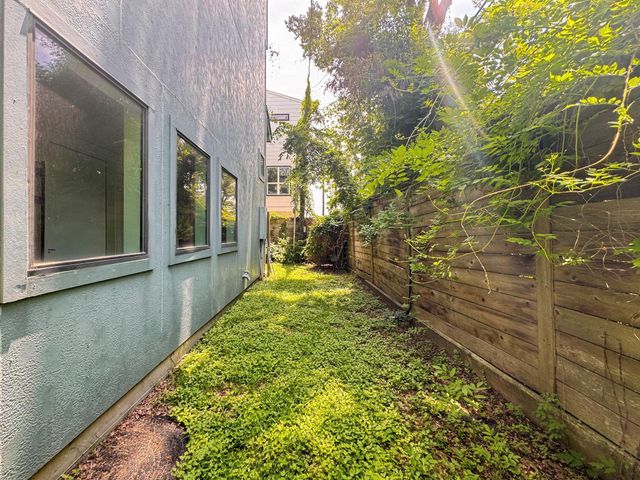 2010 Blodgett Street E, Houston, TX 77004