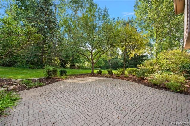 4875 Green Meadow Lane, Rochester, MI 48306