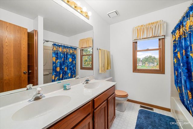 135 Chesterfield Drive, Oswego, IL 60543