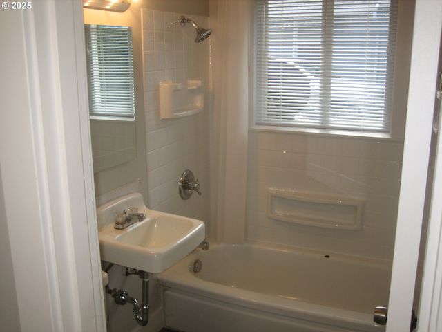 7424 Ne HALSEY St, Portland, OR 97213