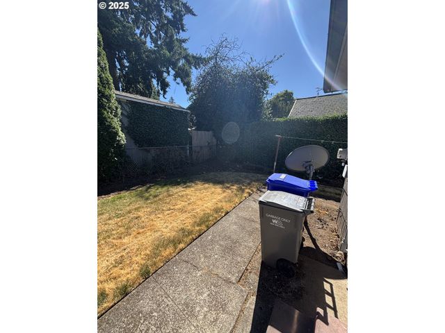 7424 Ne HALSEY St, Portland, OR 97213