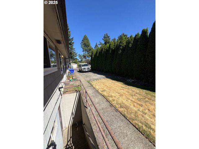 7424 Ne HALSEY St, Portland, OR 97213