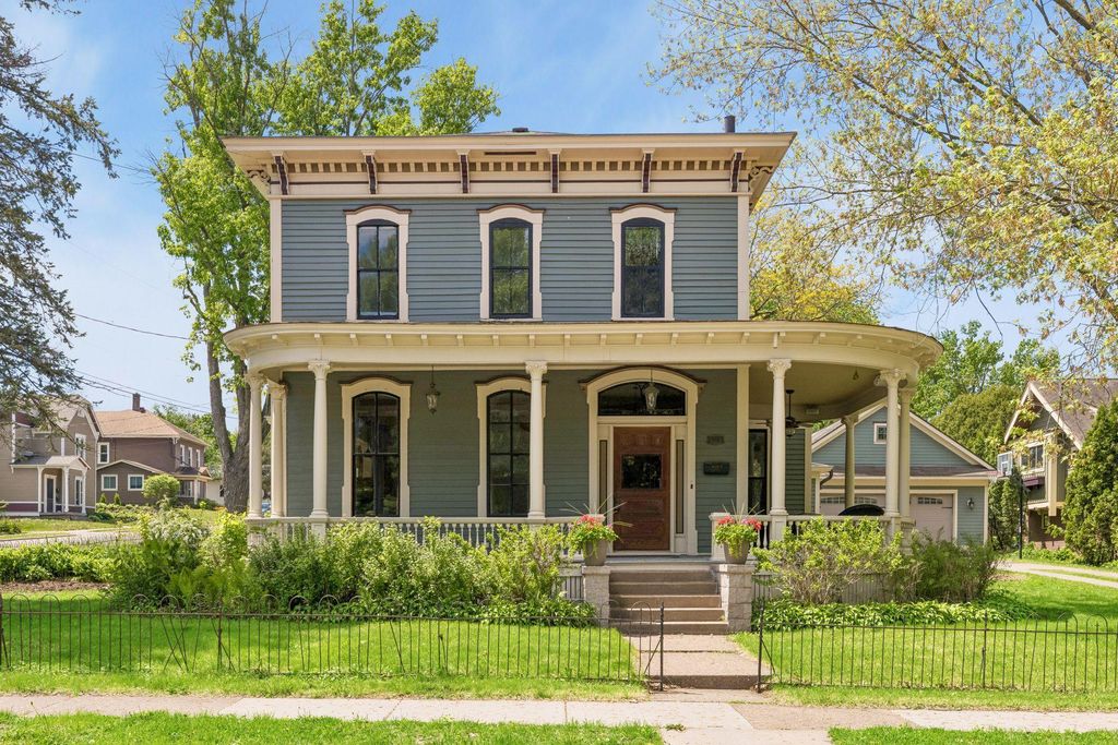 604 4th Street N, Stillwater, MN 55082