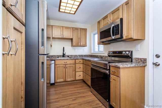 8850 Janis Street, Shelby Twp, MI 48317