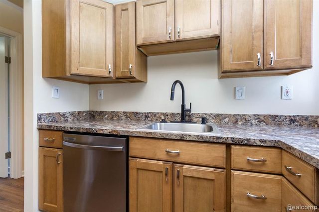 8850 Janis Street, Shelby Twp, MI 48317