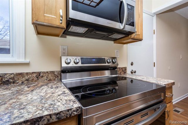 8850 Janis Street, Shelby Twp, MI 48317