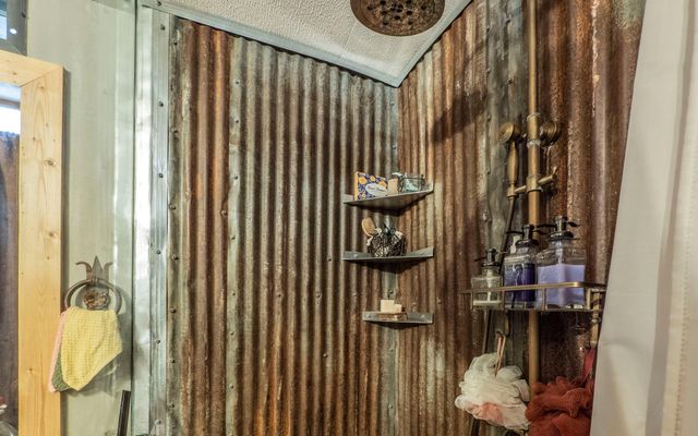 210 W Lakeshore DR, Dripping Springs, TX 78620