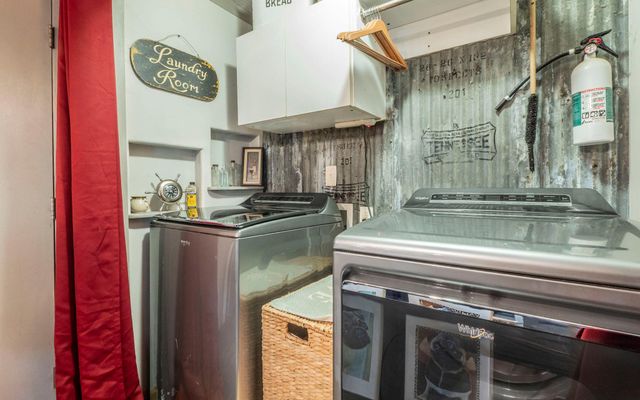 210 W Lakeshore DR, Dripping Springs, TX 78620