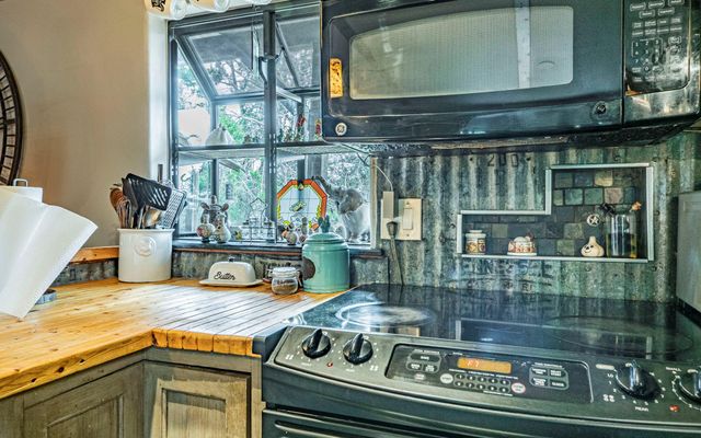 210 W Lakeshore DR, Dripping Springs, TX 78620