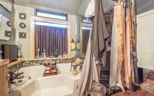 210 W Lakeshore DR, Dripping Springs, TX 78620