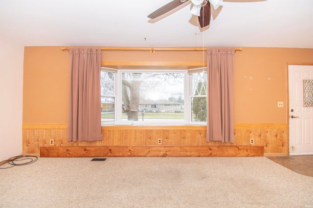 914 East Avenue, Kendallville, IN 46755