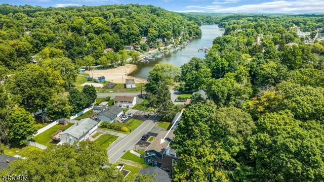129 Bell Ave, Hopatcong Boro, NJ 07843