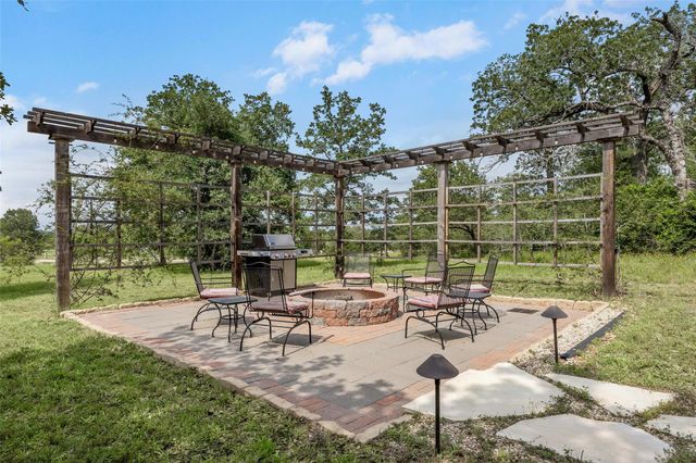 901 Spanish Oaks Blvd BLVD, Lockhart, TX 78644