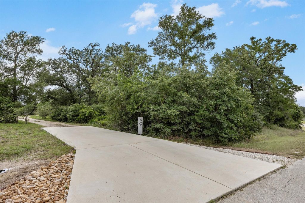 901 Spanish Oaks Blvd BLVD, Lockhart, TX 78644