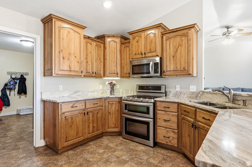 Image 13 of property listing at 5222 N TOMAHAWK DR, Enoch, UT 84721