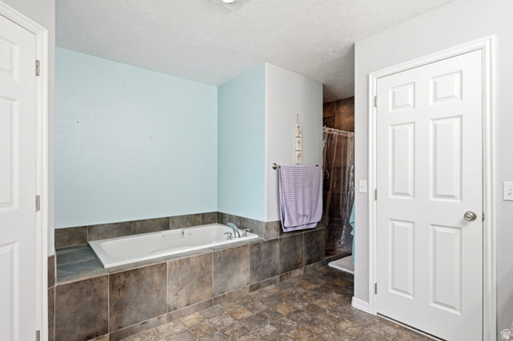 Image 19 of property listing at 5222 N TOMAHAWK DR, Enoch, UT 84721