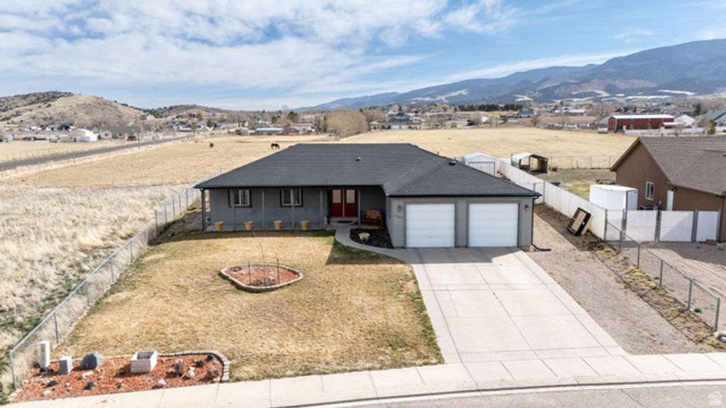 Image 3 of property listing at 5222 N TOMAHAWK DR, Enoch, UT 84721