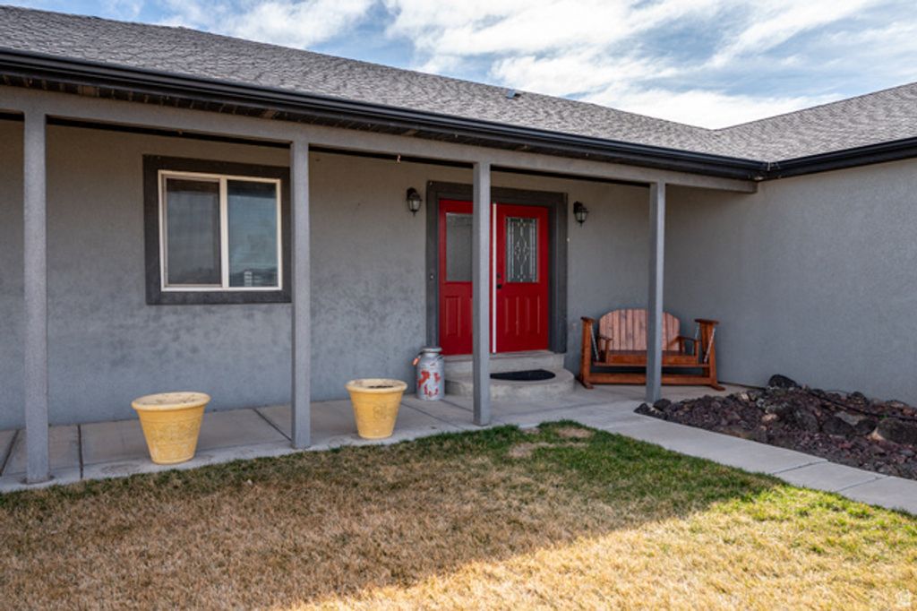 Image 4 of property listing at 5222 N TOMAHAWK DR, Enoch, UT 84721
