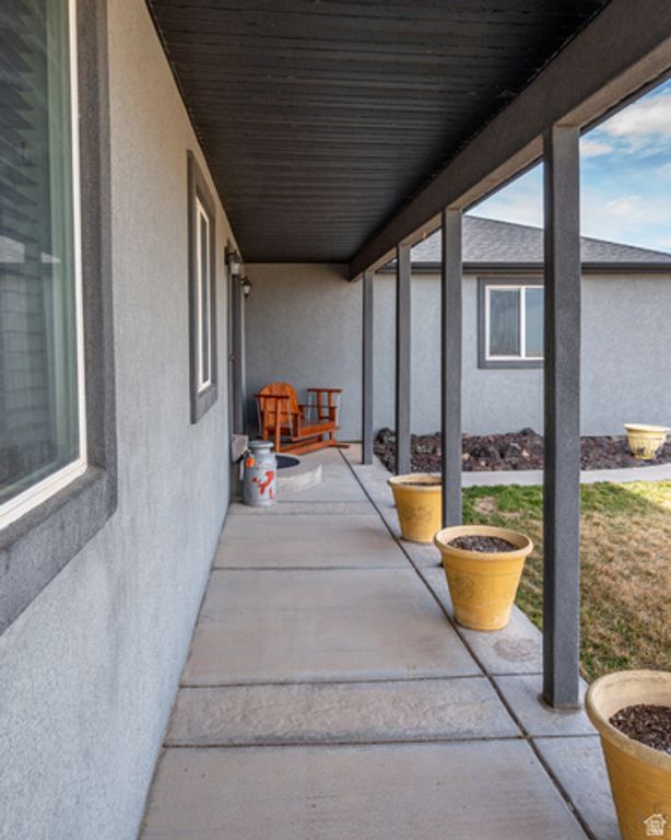 Image 5 of property listing at 5222 N TOMAHAWK DR, Enoch, UT 84721