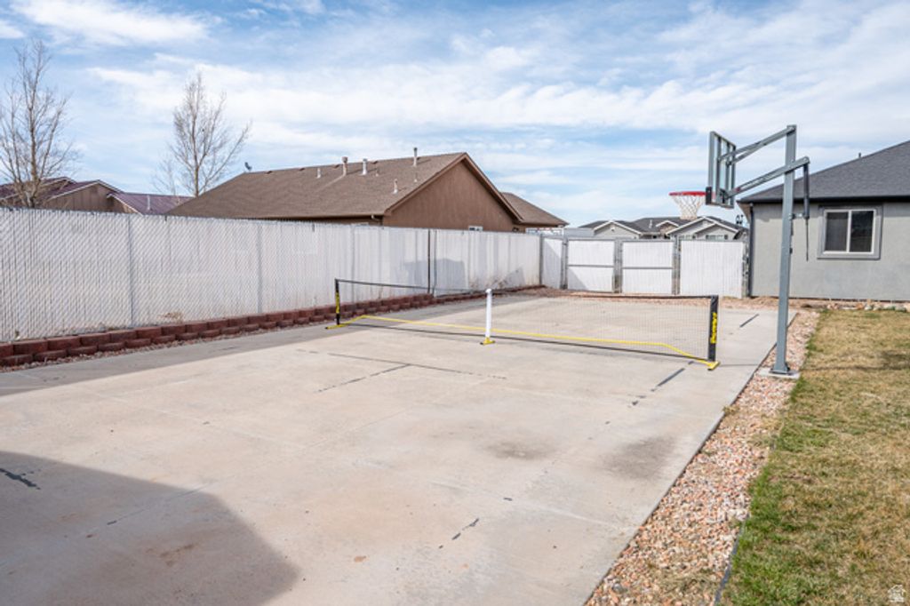 Image 56 of property listing at 5222 N TOMAHAWK DR, Enoch, UT 84721